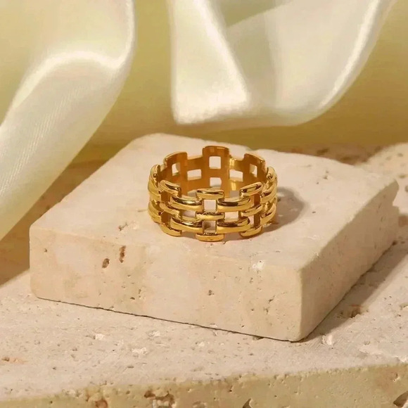 *NEW* 18K  Gold Plated Stainless Steel Overlapped Linked Ring - Picture 3 of 7